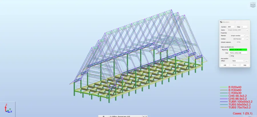ภาพหน้าจอโมเดลโครงสร้างเหล็ก 3 มิติในซอฟต์แวร์ Tekla Structures มุมมองไอโซเมตริก แสดงเสาและโครงหลังคาเหล็กทรงจั่วของอาคารโรงงาน พร้อมหน้าต่างคุณสมบัติชิ้นส่วน (Members) และตารางสัญลักษณ์ขนาดหน้าตัดเหล็ก